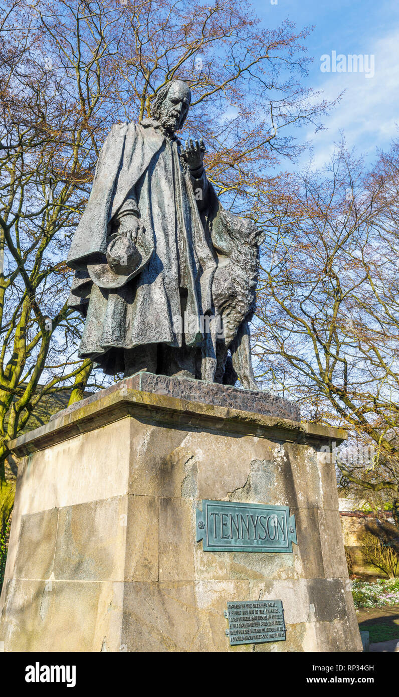 Die Tennyson Memorial Statue mit seinem Hund Karenina auf Cathedral Grün, Lincoln Cathedral, Stadt Lincoln, Lincolnshire, East Midlands, England, Großbritannien Stockfoto