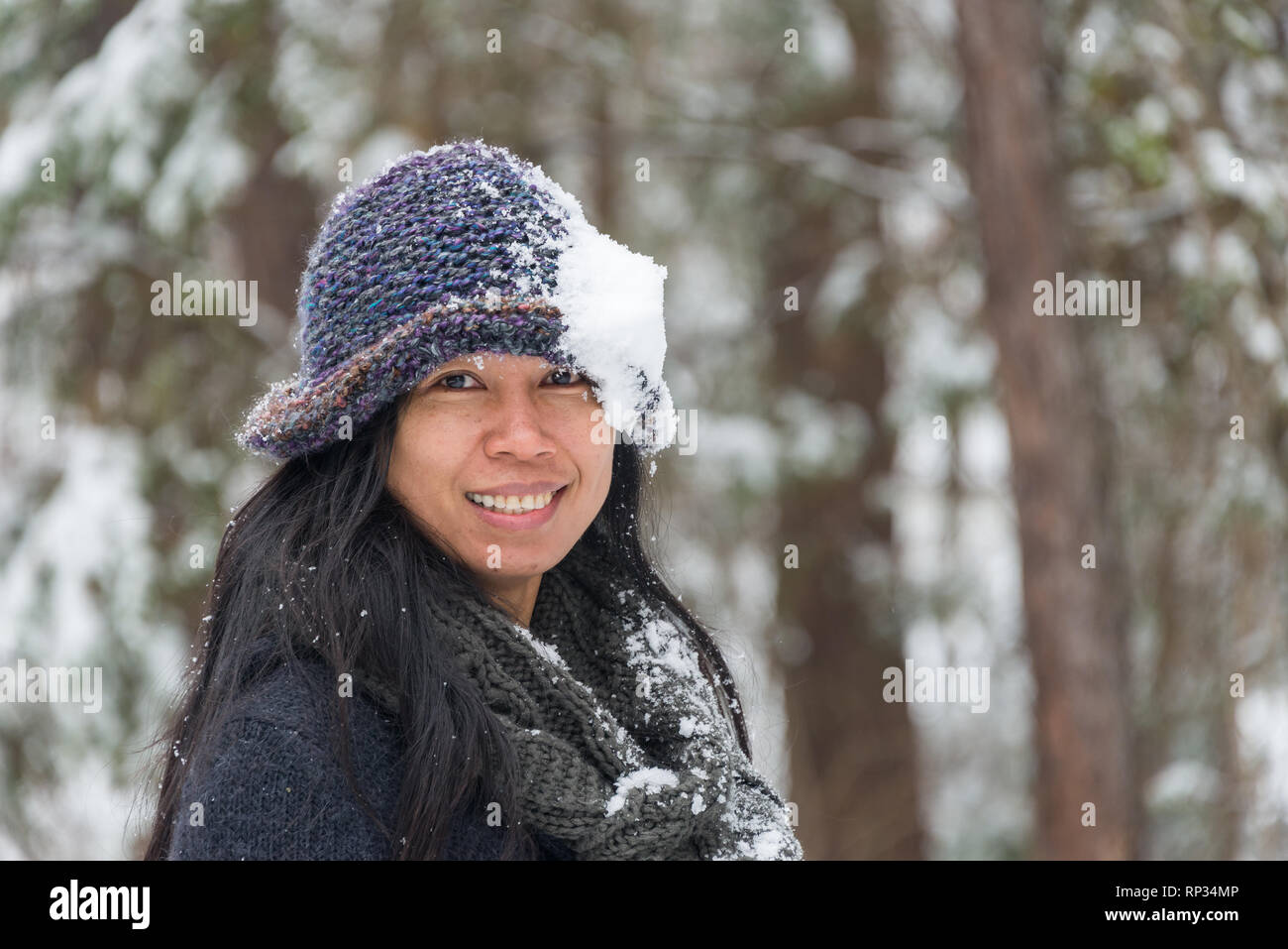 Portrait von asiatische Frau mit Schnee hat abgedeckt Stockfoto