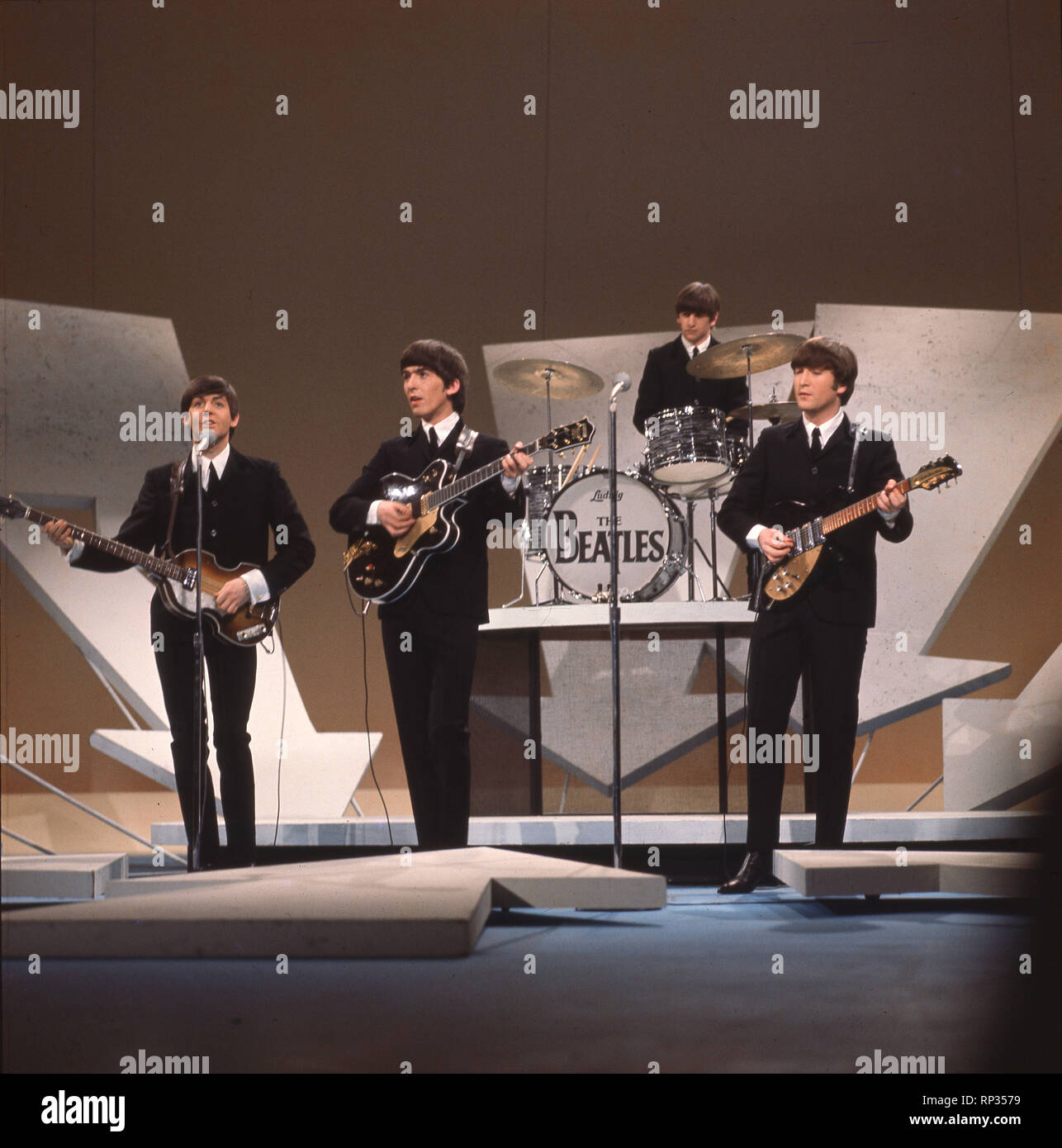 The Beatles Performing Live Auf Der Ed Sullivan Show, USA im Februar 1964 Stockfoto