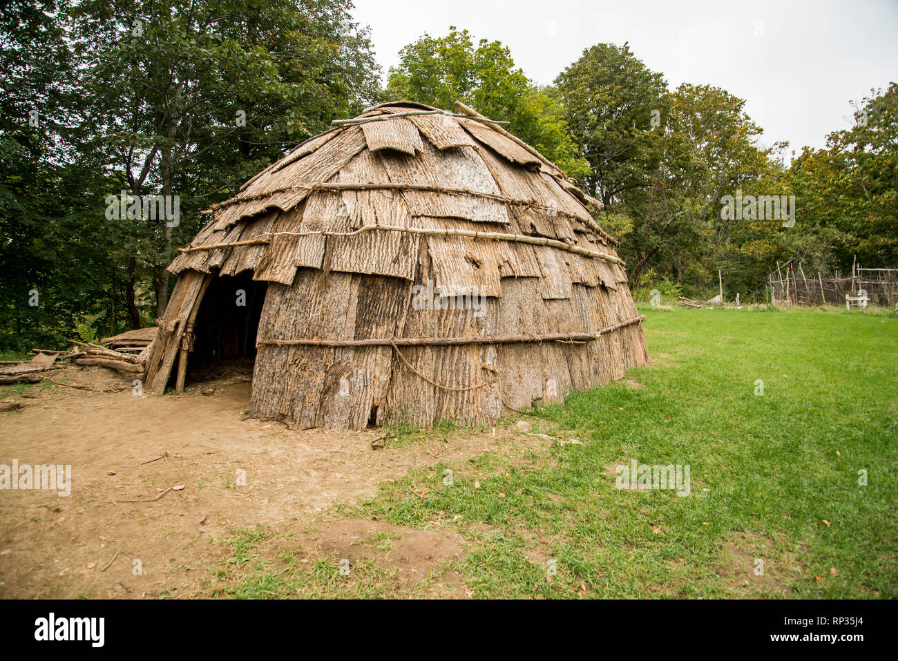 Eine indische Hütte am Plimoth Plantation in Plymouth, MA. Stockfoto