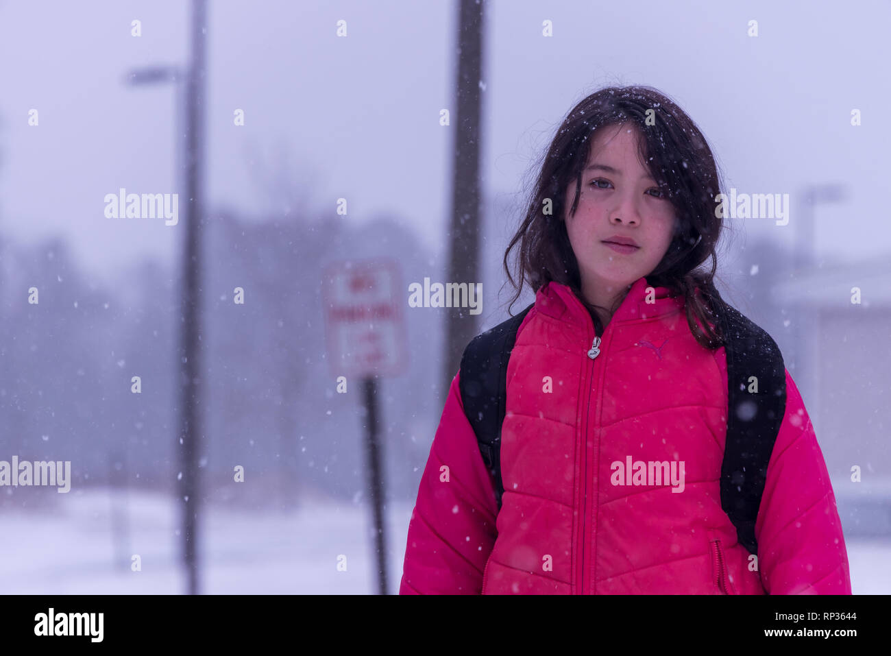 Junge asiatische Mädchen mit rosa Jacke an Fotograf, Stockfoto