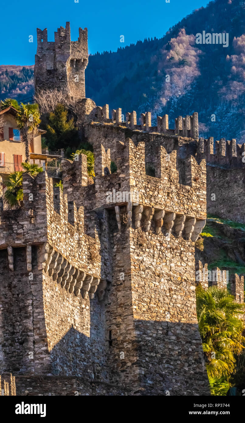 Bellinzona, der Hauptstadt der südlichen Schweiz Tessin Kanton. Ein UNESCO-Weltkulturerbe, für seine 3 mittelalterliche Burgen: Castelgrande, Sa Stockfoto