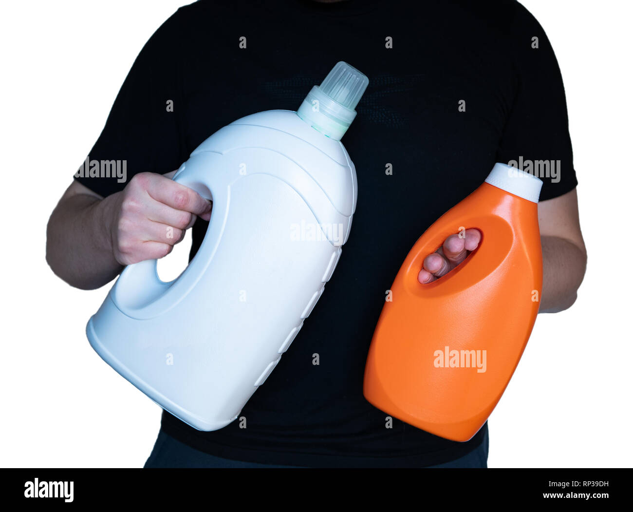 Mann mit zwei Flaschen gel flüssiges Waschmittel für die Waschmaschine, Spülmaschine oder die allgemeine Reinigung. big One in weißer Farbe und kleine orange. isolierte Ausschnitt o Stockfoto