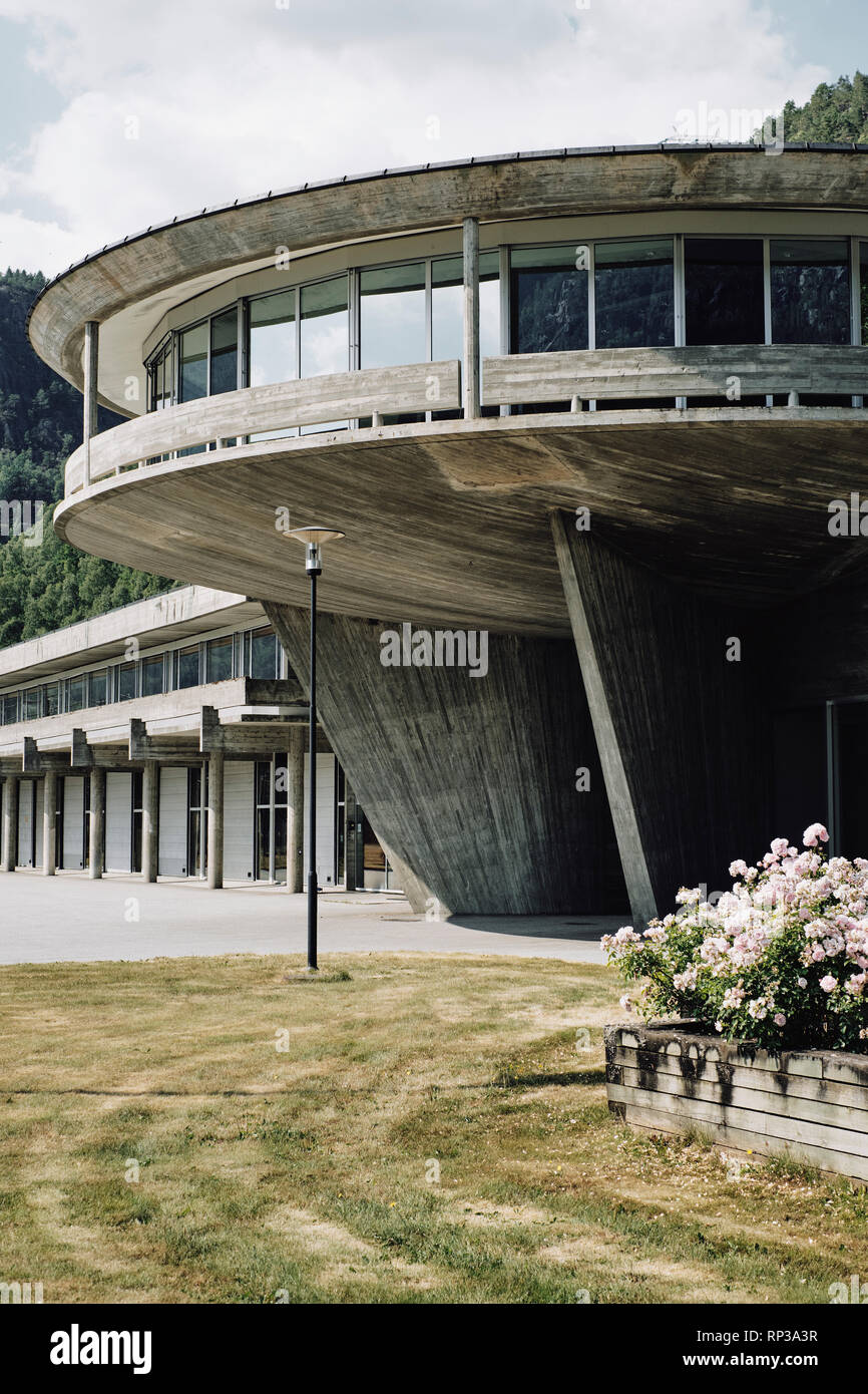 Die konkrete Funktionalismus-Architektur des Wasserkraftwerks Nesflaten In Roldal-Suldal Ryfylke Norwegen - Norwegen Architektur Stockfoto