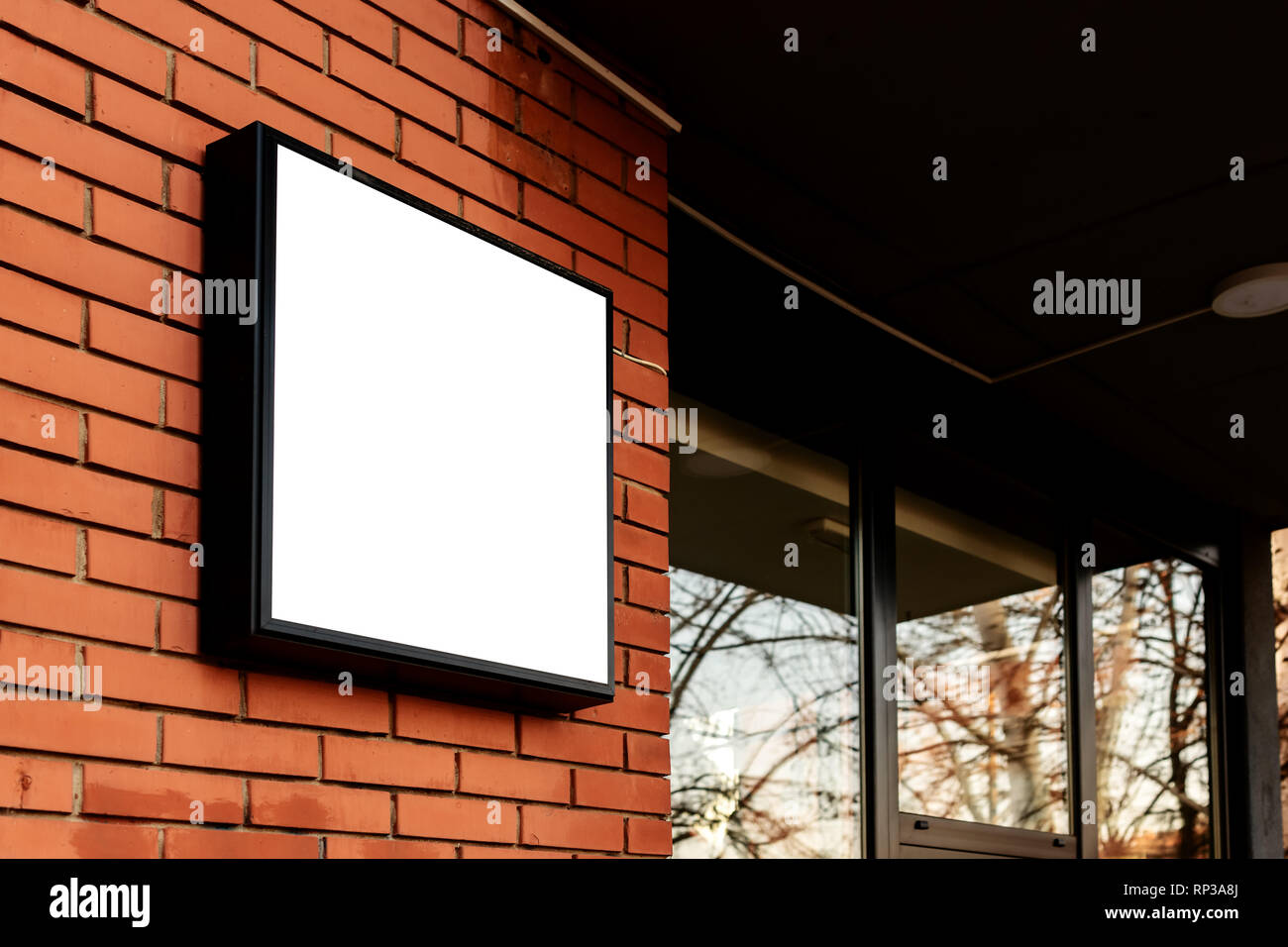 Leeres quadrat Namensschild, business Licht Anmelden mock up auf der Mauer eines kleinen Business Workshop store montiert Stockfoto