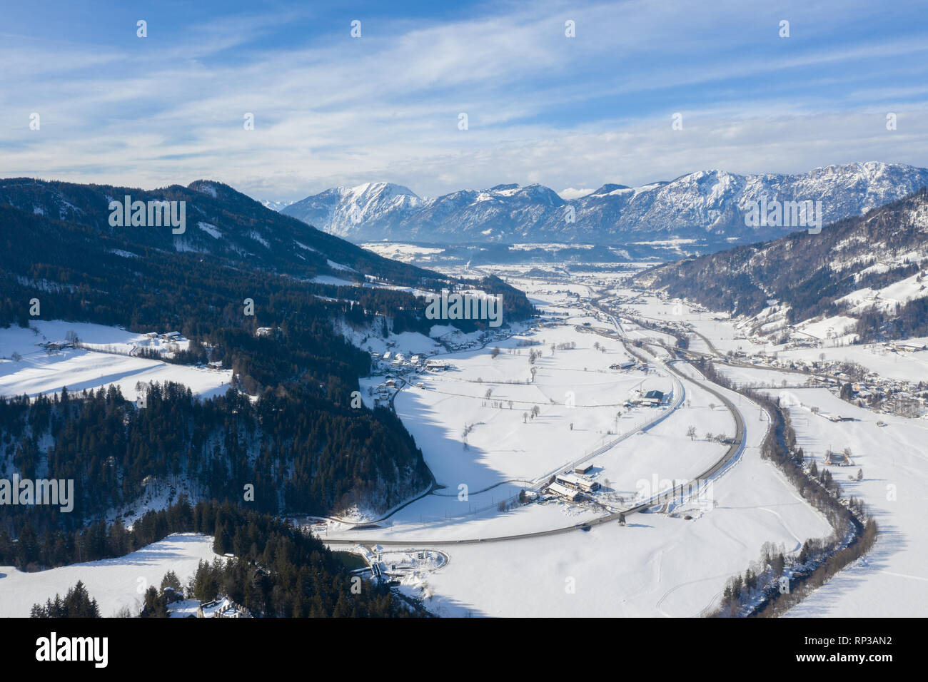 Panoramablick auf den Winter Berge in den Alpen Österreich. Blick von oben. Landschaft Foto mit Drohne erfasst. Europa. Stockfoto