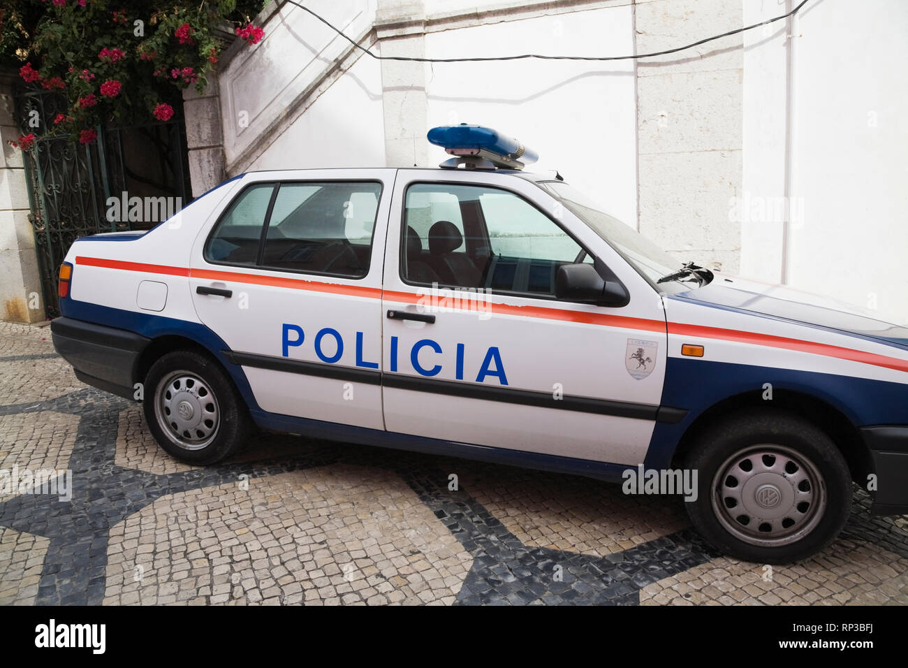 Geparktes Polizeiauto auf einer Stadtstraße in Cascais, Portugal, Europa Stockfoto