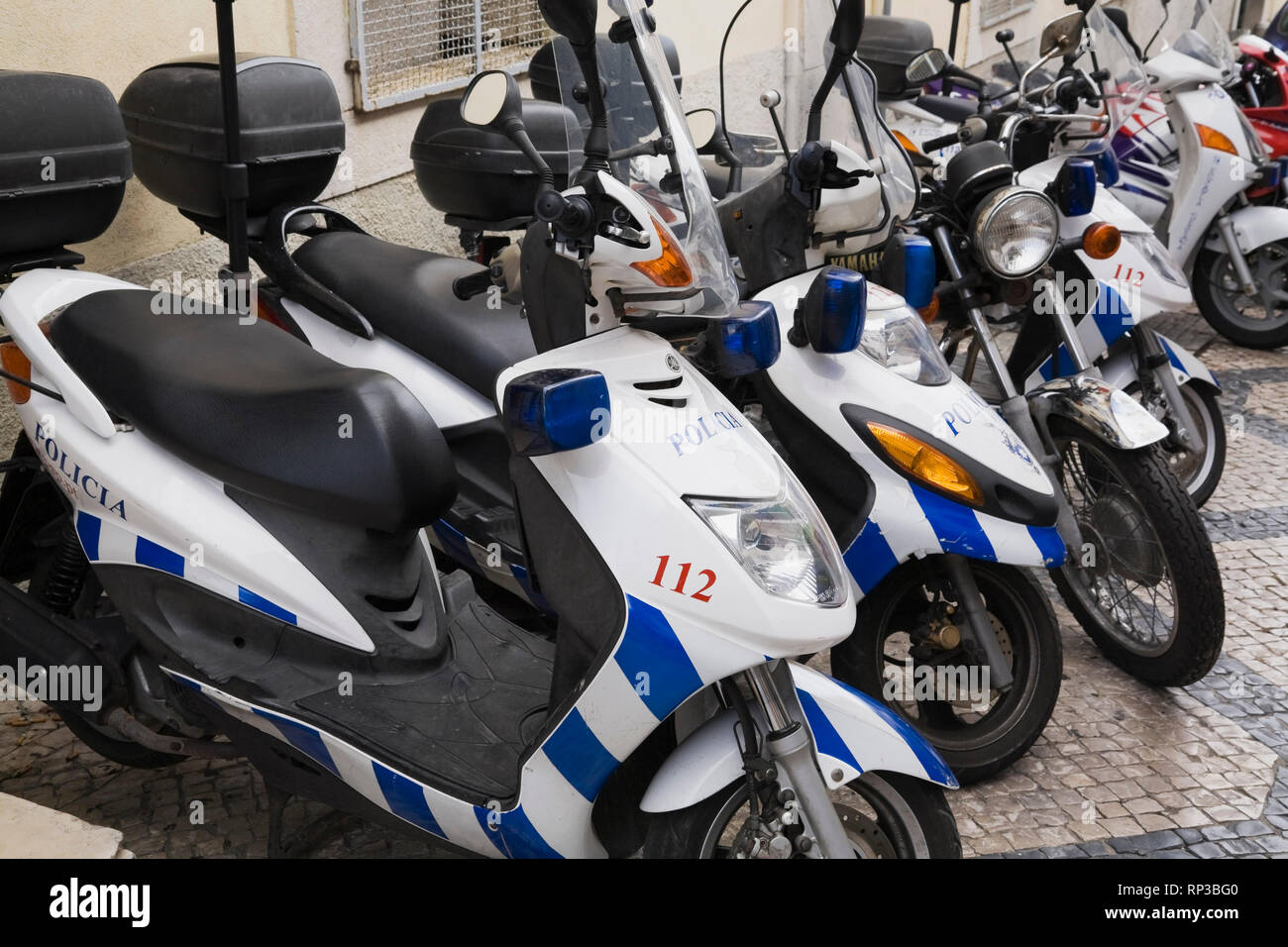 Geparkten Polizei Roller auf einer Stadtstraße in Cascais, Portugal, Europa Stockfoto