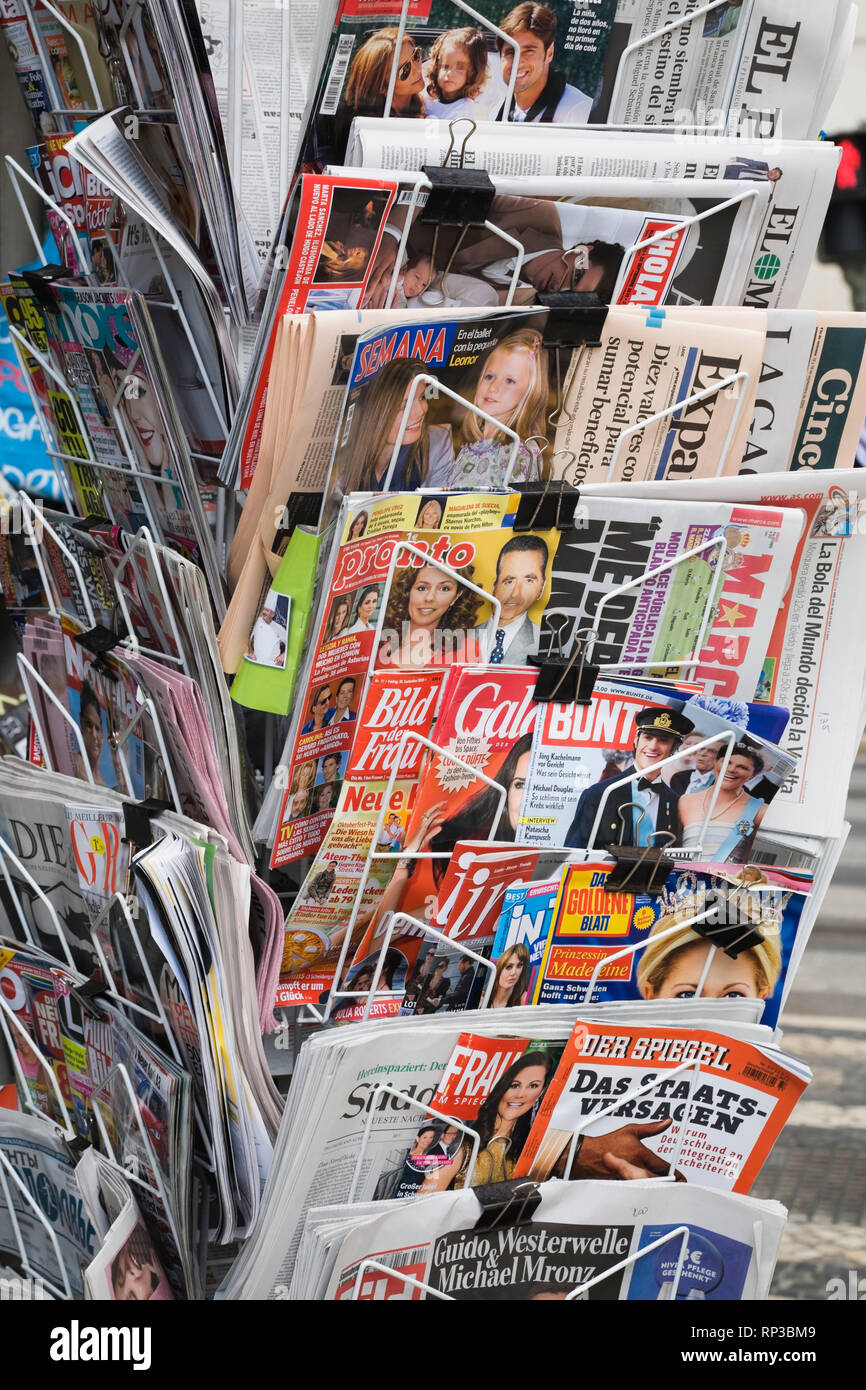 Foreign language newspapers Fotos und Bildmaterial in hoher Auflösung