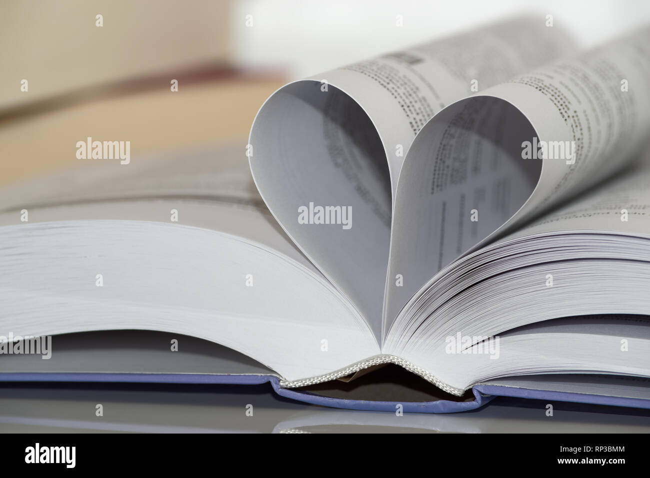 Close-up Herzform aus Buch aus Papier. Die Liebe zum Lesen Stockfoto