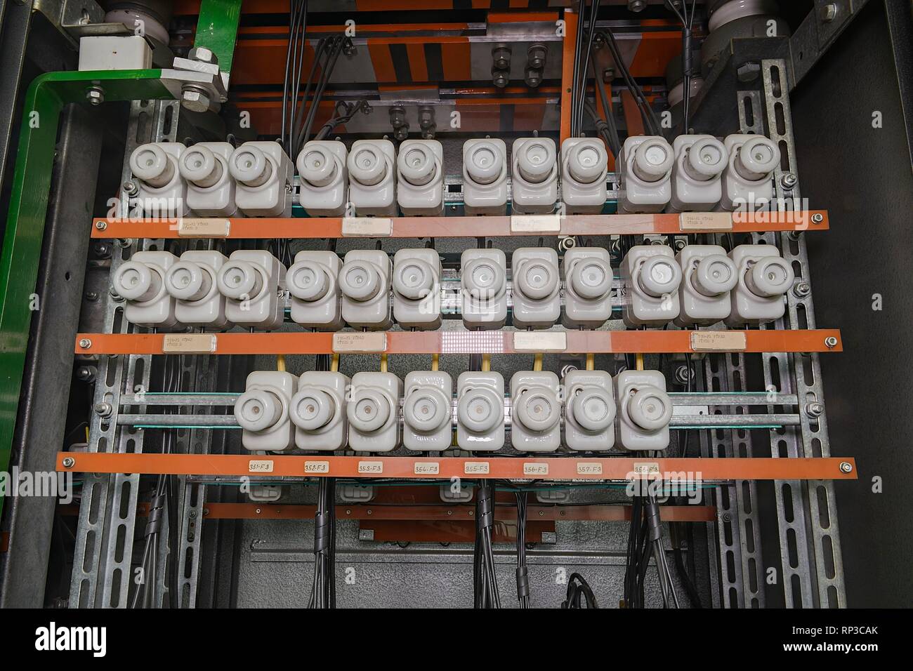 Eine alte Sicherungskasten mit Kabel. Alte elektrische Panel, elektrisches Feld, Systemsteuerung. Stockfoto