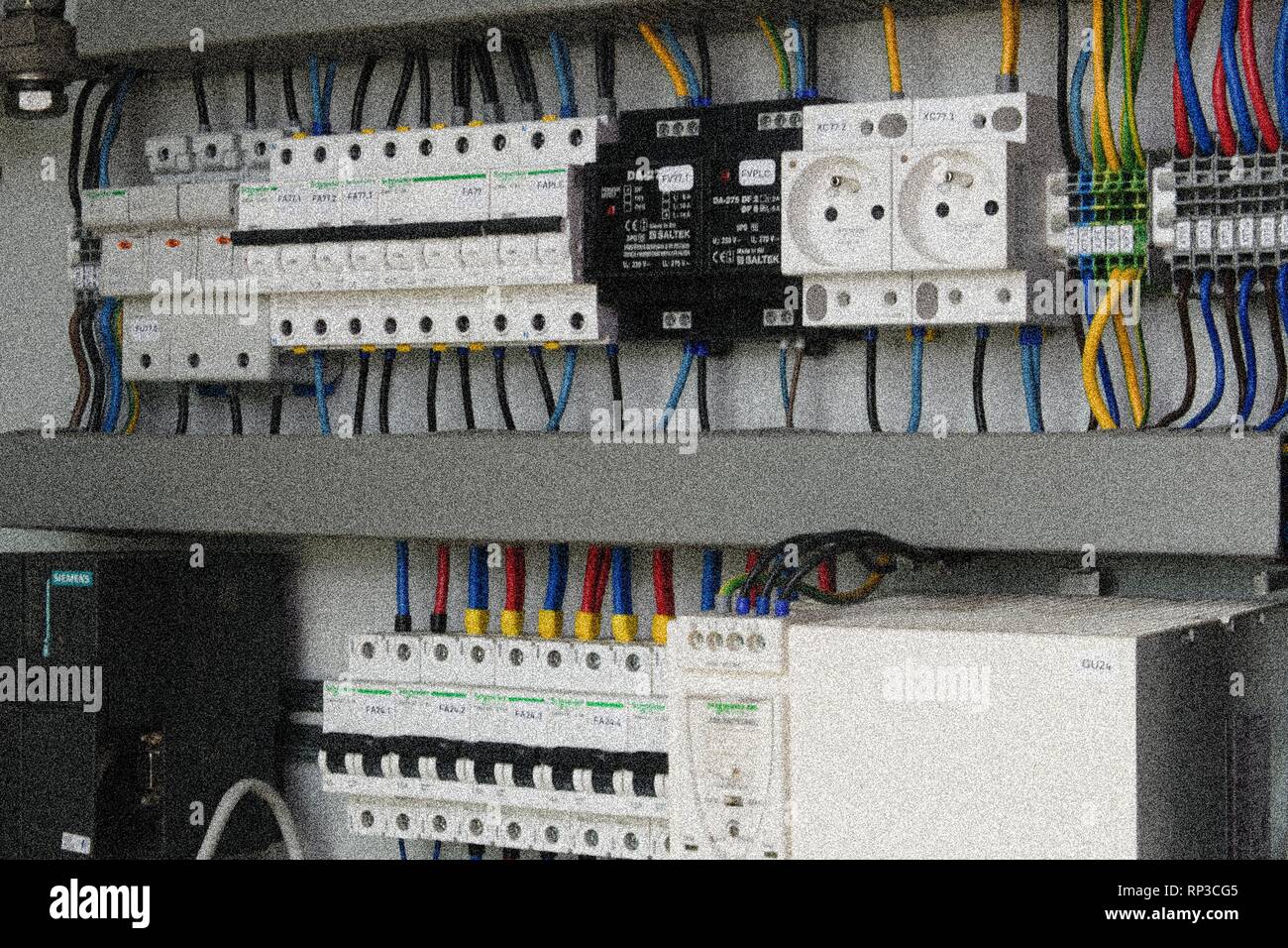 Stromkreis Schalter und Steckdosen in einem elektrischen Schaltschrank.  Hinzufügen Filmkorn Wirkung Stockfotografie - Alamy