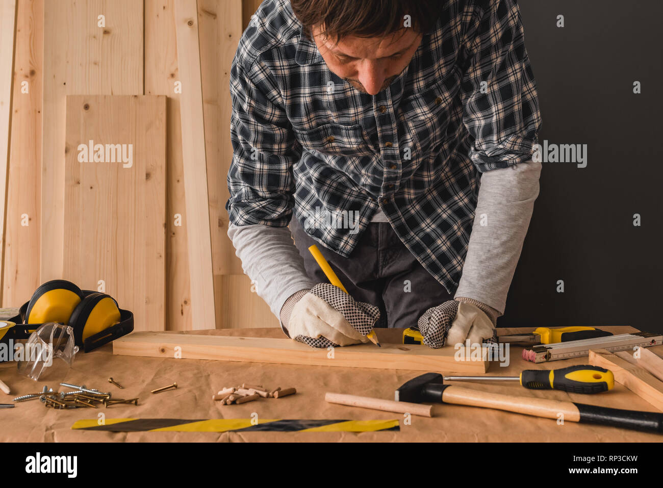 Tischler skizzieren Kiefernholz plank zum Schneiden in der Werkstatt für kleine Unternehmen Holzarbeitprojekt Stockfoto