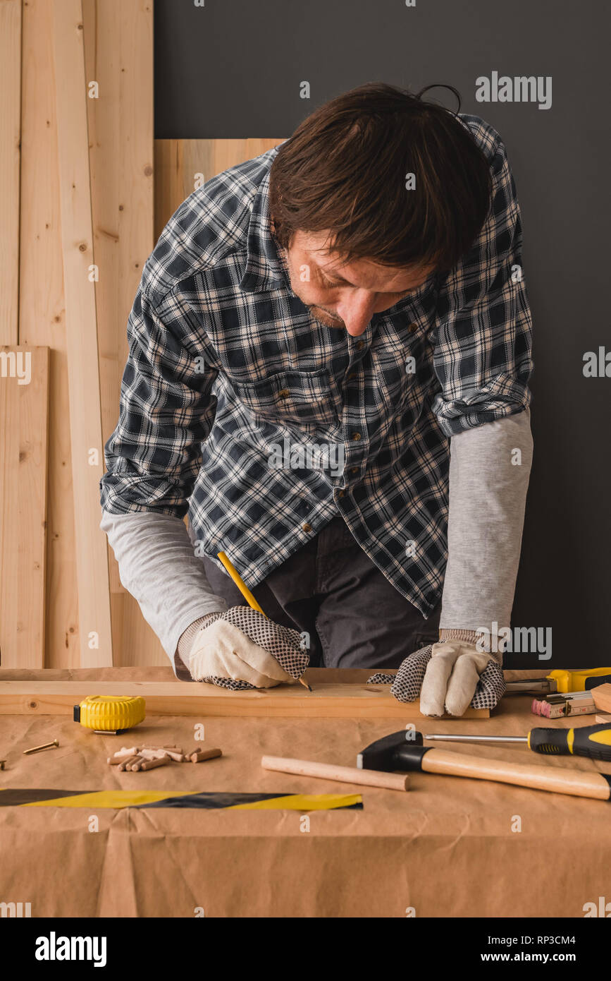 Tischler skizzieren Kiefernholz plank zum Schneiden in der Werkstatt für kleine Unternehmen Holzarbeitprojekt Stockfoto