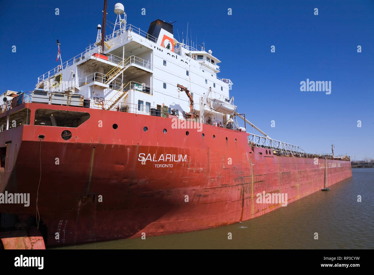 Die salarium Frachter im Hafen von Old Montreal, Quebec, Kanada Stockfoto