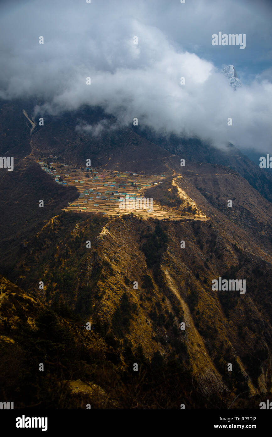 Licht auf Phortse Dorf durch misty Wolken, Nepal Stockfoto