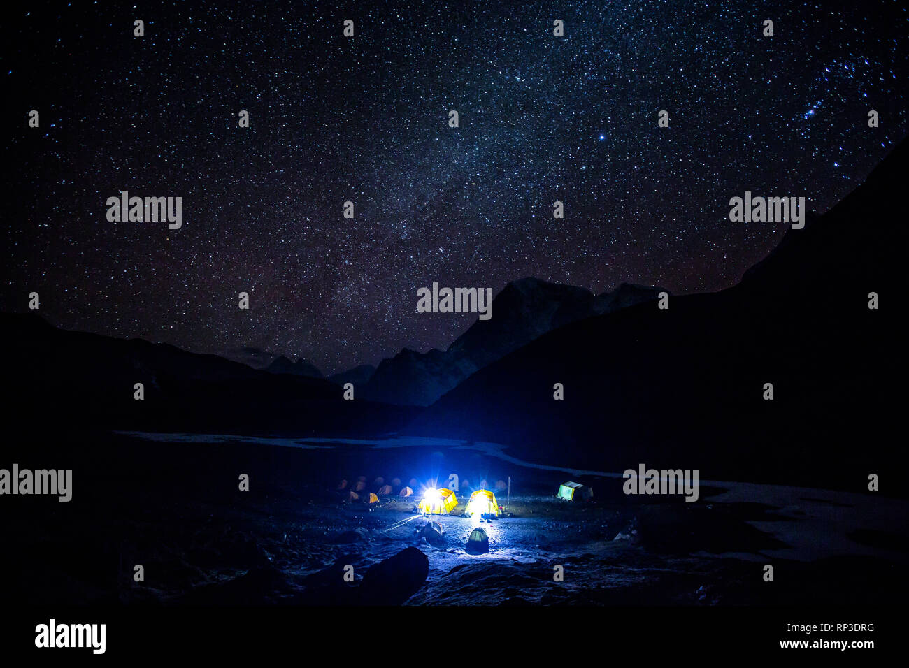 Ein Campingplatz, der bis zu den Mount Everest während einer schönen star Nacht Stockfoto