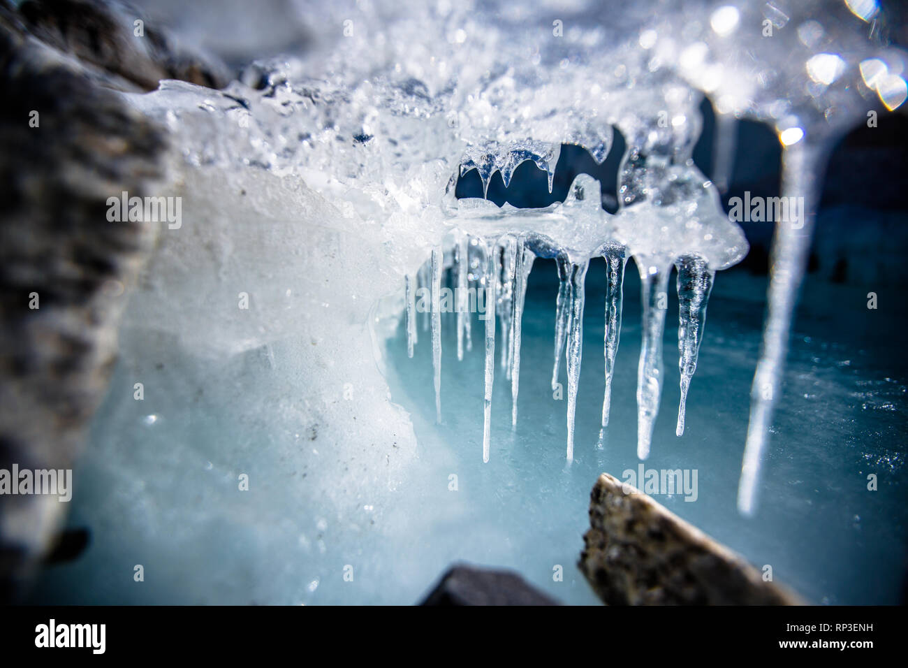 Eiszapfen an einem frostigen Morgen. Stockfoto