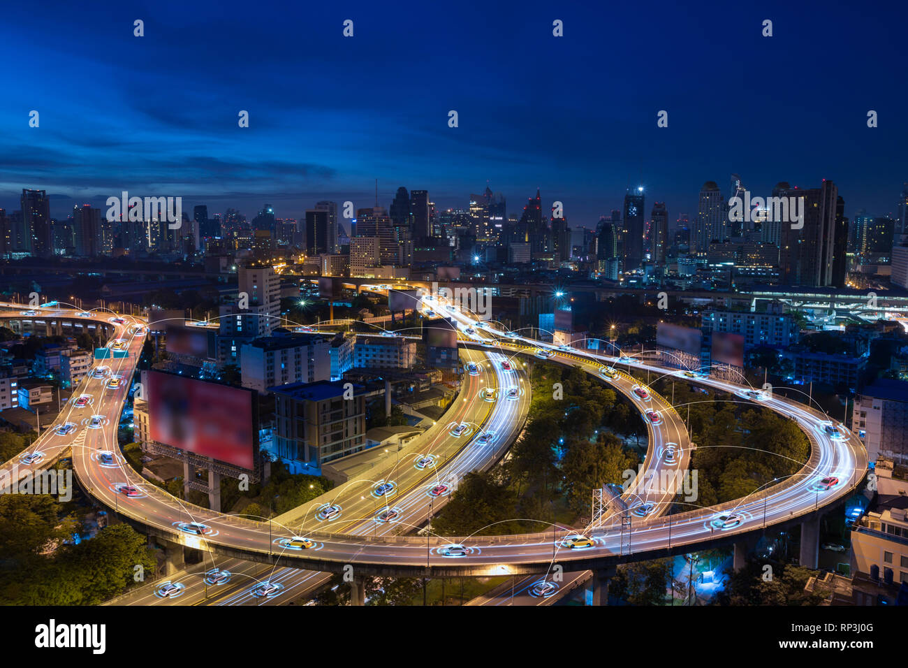 Intelligente Autos mit automatischen Sensor fahren auf Metropole mit drahtloser Verbindung Stockfoto