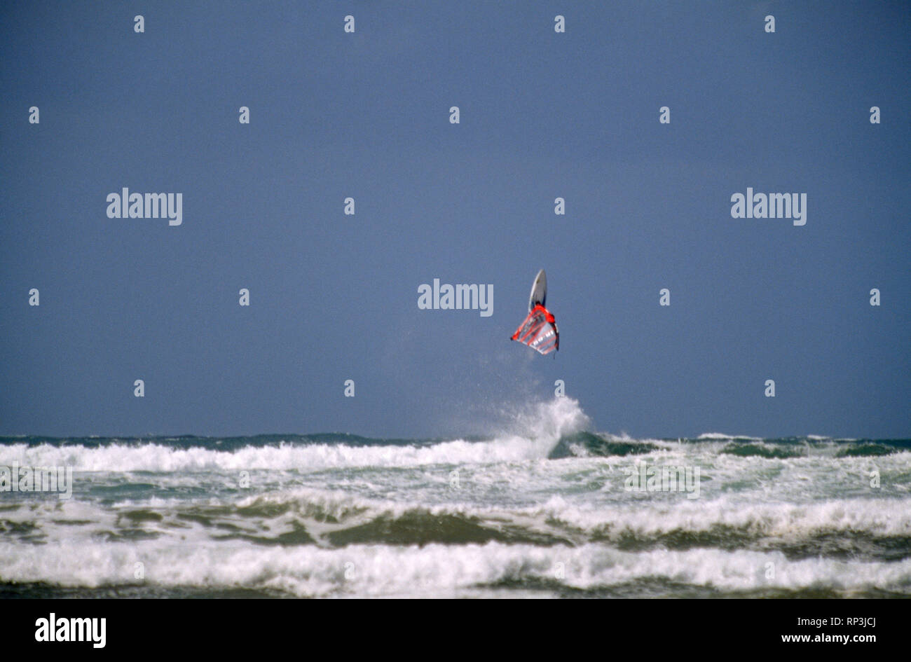 Windsurfen auf wilden Atlantikküste, County Kerry, Irland Stockfoto