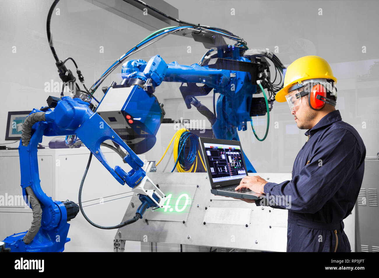 Ingenieur mit Labtop computer Control laser Roboter schneiden auf Metallplatte, Industrie 4.0 Konzept Stockfoto