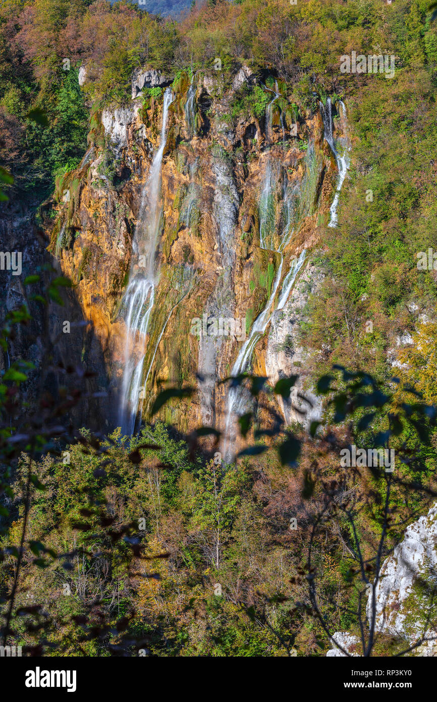 Wasserfälle, die aus großer Höhe rush nach unten. Plitvicer Seen in Kroatien. Stockfoto