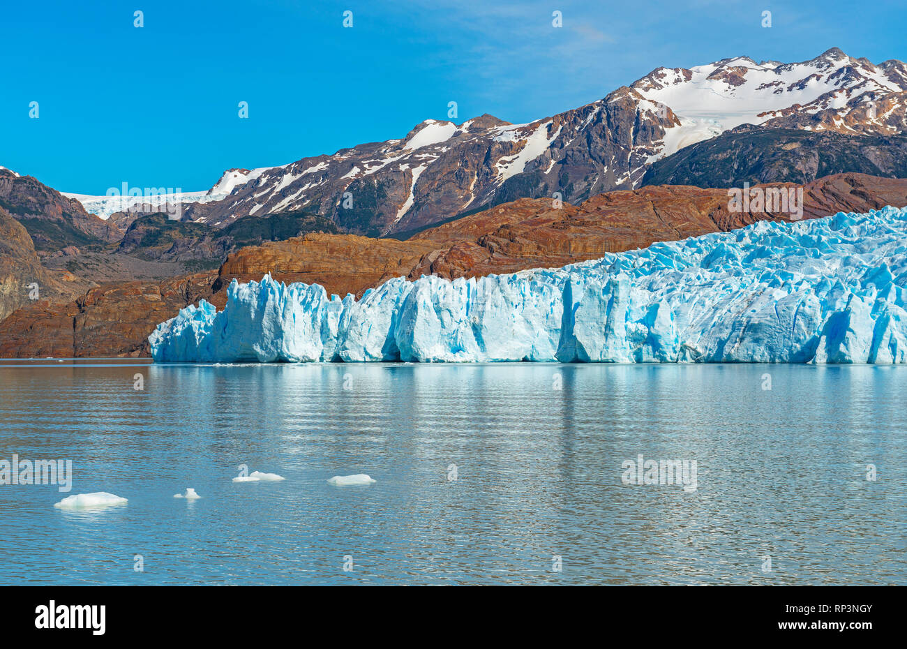Den Grey Gletscher im Sommer mit Eisbergen in den Lago Grey und den Anden, Torres del Paine National Park, Puerto Natales, Patagonien, Chile. Stockfoto
