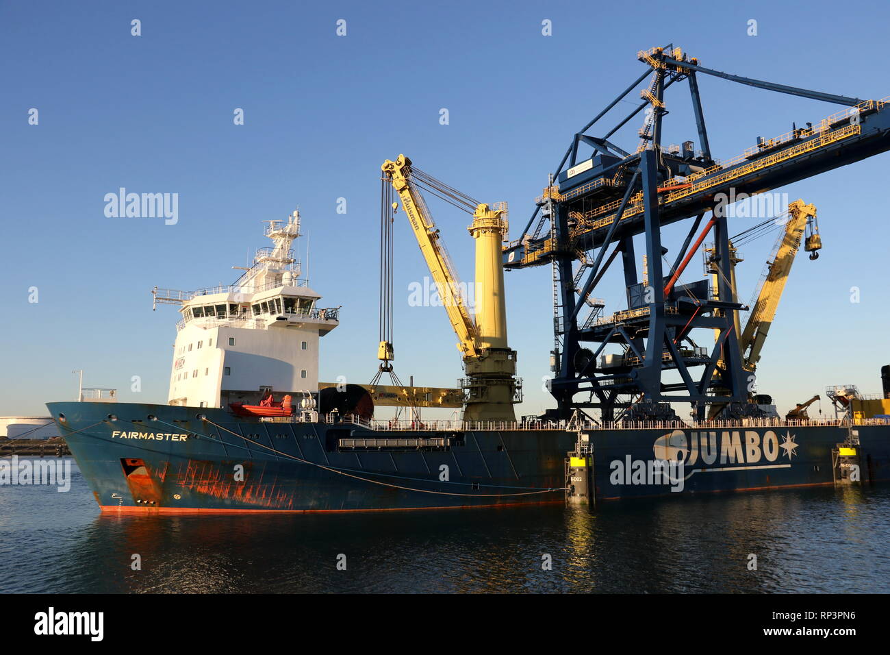 Die schwere Last Schiff Fairmaster ist mit einer Überladebrücke am 15. Februar 2019 im Hafen von Rotterdam geladen Stockfoto