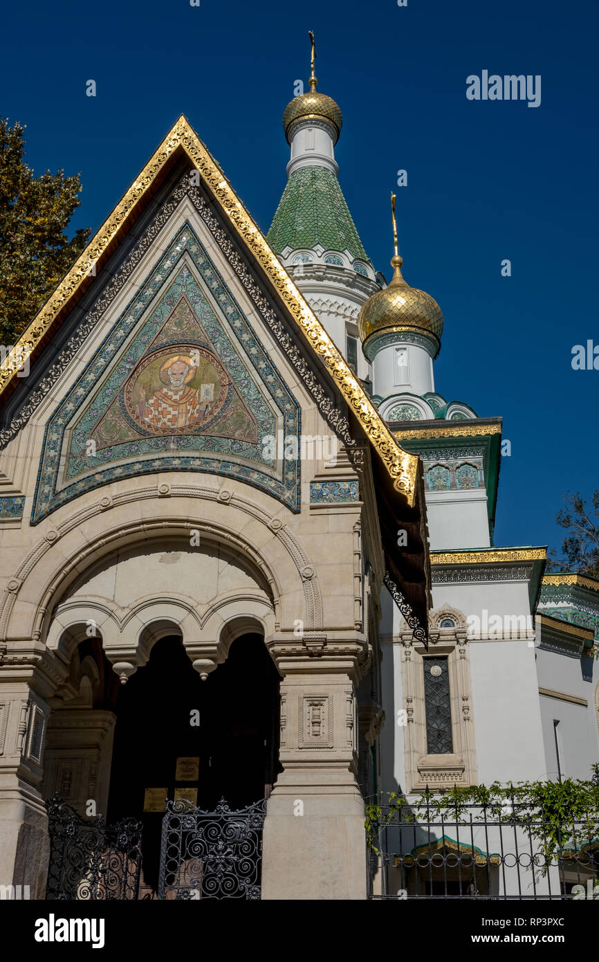 Am späten Nachmittag Sonne highlights Säulenaufgang mit reiche Mosaik und goldenen Verkleidung der Heilige Nikolas Russische Kirche in Sofia, Bulgarien. Stockfoto