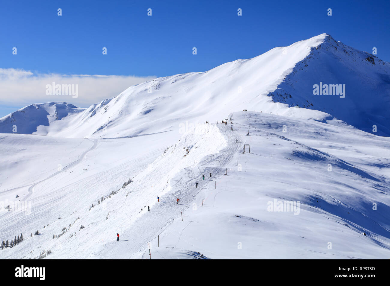 Eine Gruppe von Skifahrern Wanderung über eine Traverse in der Rückseite land Skigebiet Copper Mountain in Colorado Rocky Mountains Stockfoto