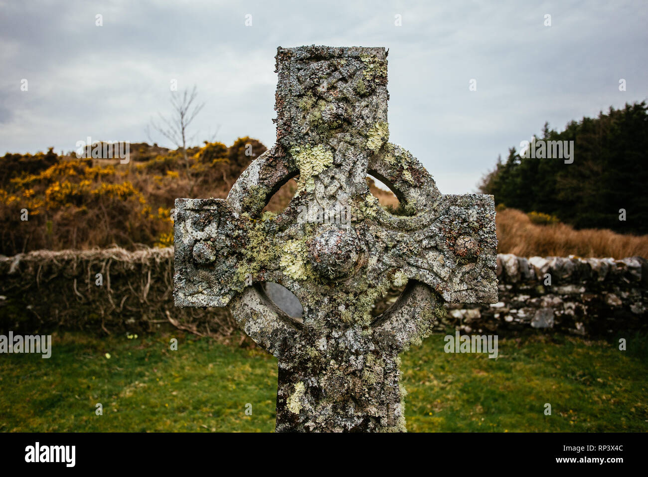 Alte geschnitzte Steine und Kreuz in der Kirche in Schottland Stockfoto