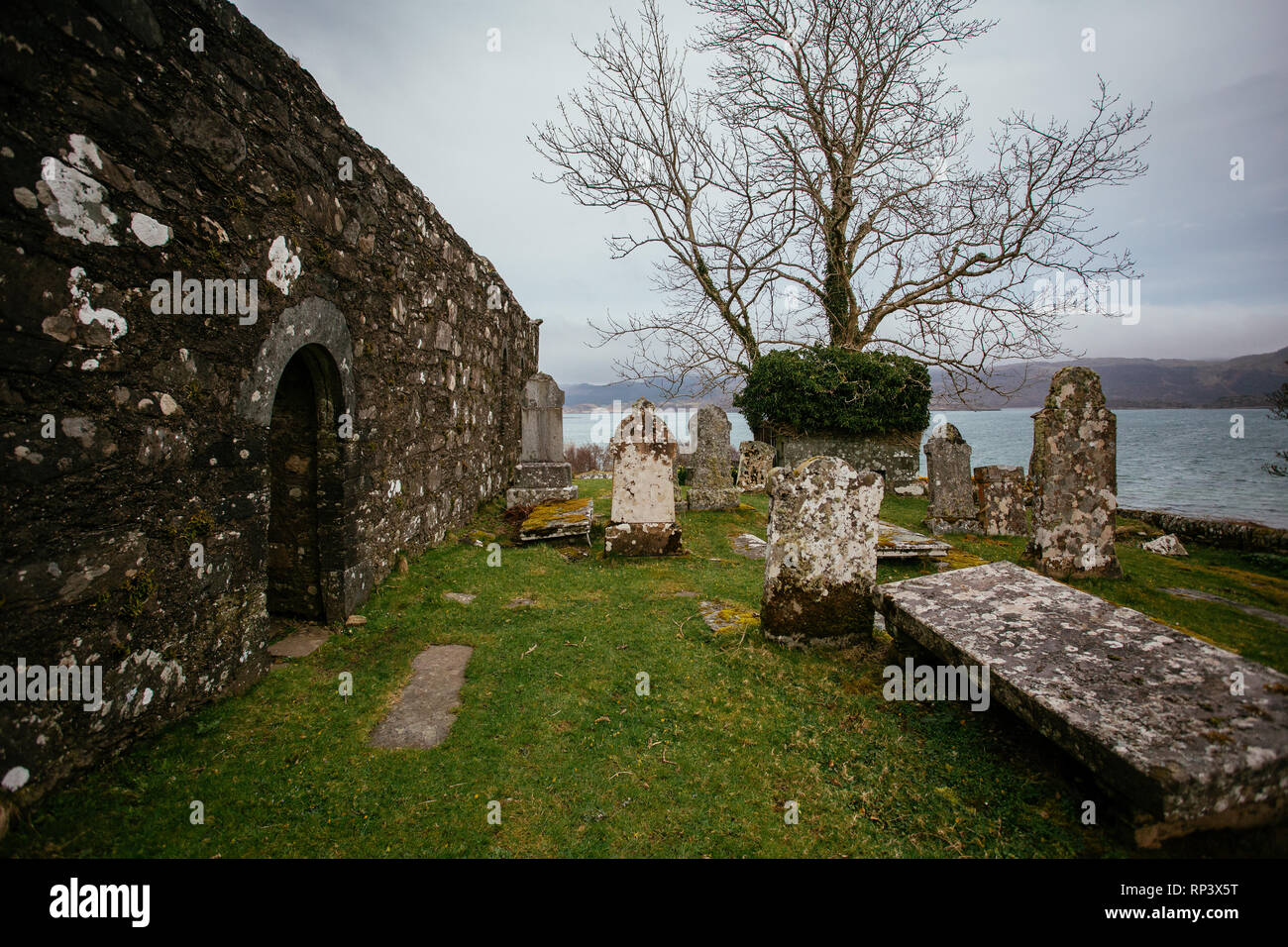 Alte geschnitzte Steine und Kreuz in der Kirche in Schottland Stockfoto