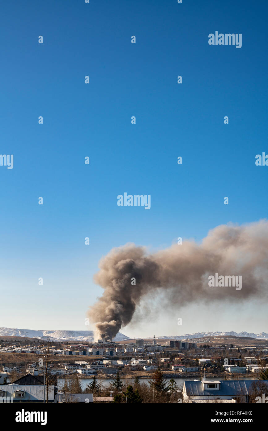 Rauch aus einem brennenden Gebäude, aus der Entfernung gesehen, Island, Reykjavik Stockfoto