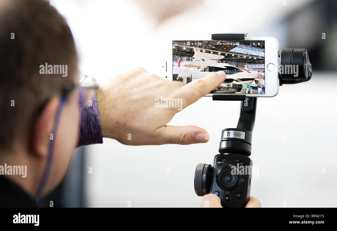 18.01.2019, Düsseldorf, Nordrhein-Westfalen, Deutschland - ein Mann Filme eine Luxusyacht mit seinem Handy am 50. Wassersport Messe BOOT. 0 KN 190 Stockfoto