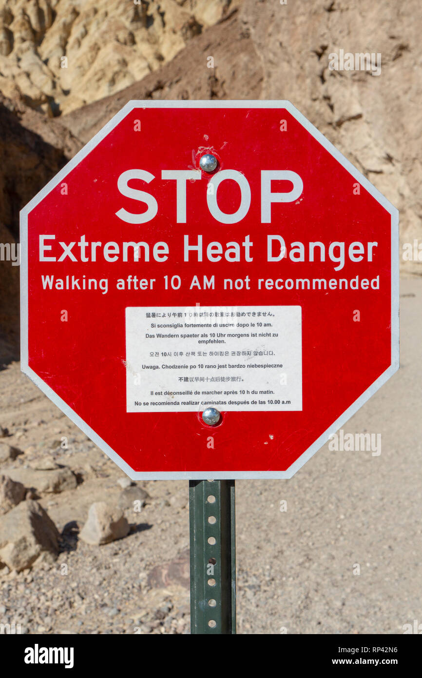 Top Extreme Hitze Gefahr" Warnschild, Death Valley National Park, California, United States. Stockfoto