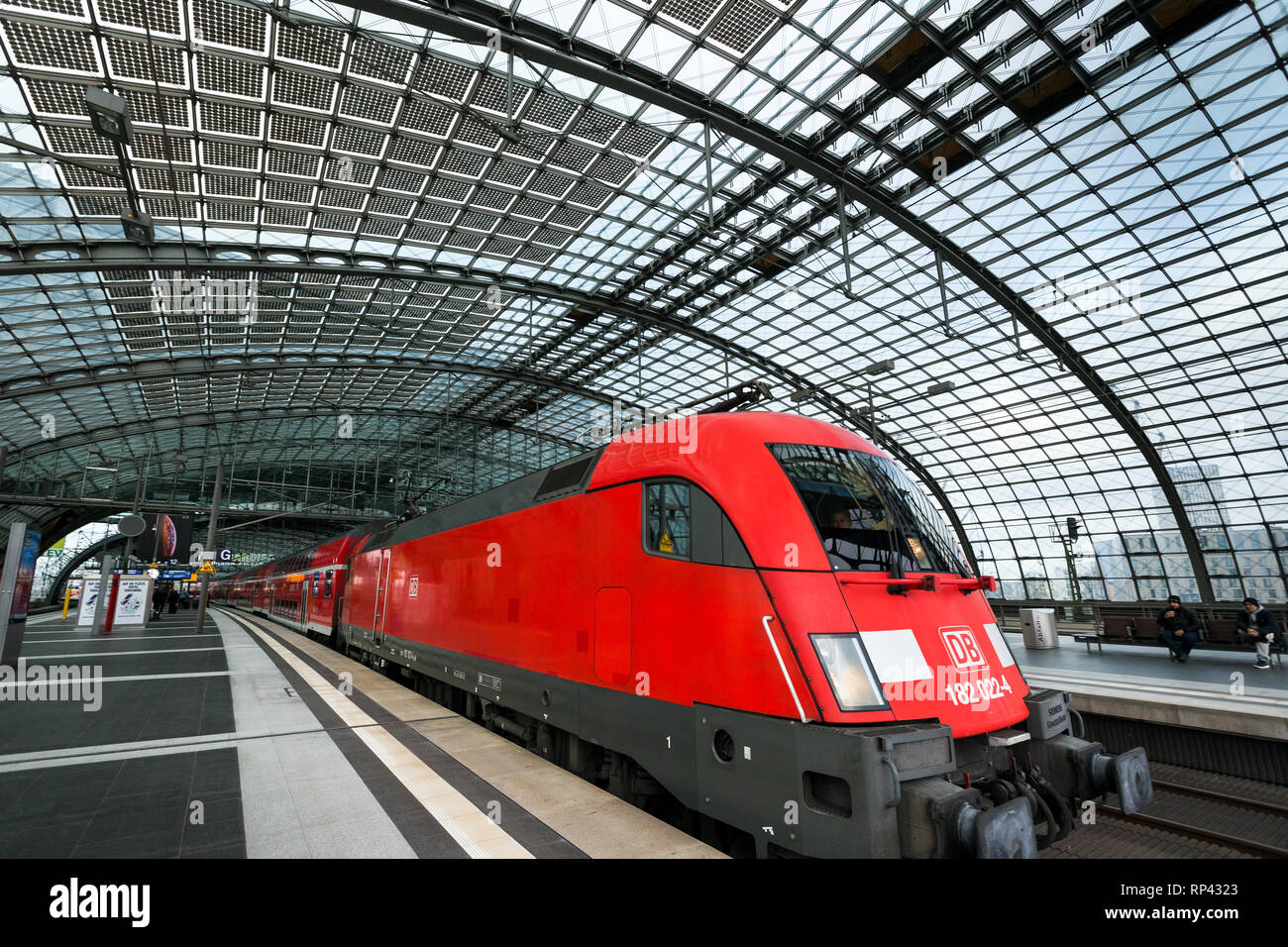 10.12.2018, Berlin, Berlin, Deutschland - Regionale Zug am Berliner Hauptbahnhof. 0 MC 181210 D 063 CAROEX.JPG [MODEL RELEASE: NEIN PROPERTY RELEASE: NEIN (c) c Stockfoto