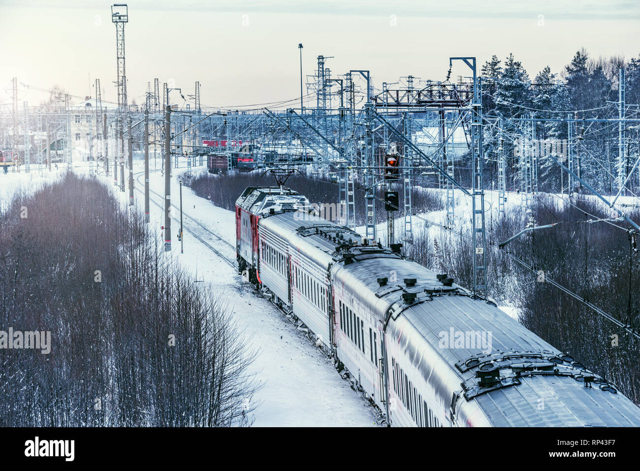 Moderne Hochgeschwindigkeitszug fährt durch den Bahnhof im Winter morgen Zeit. Stockfoto