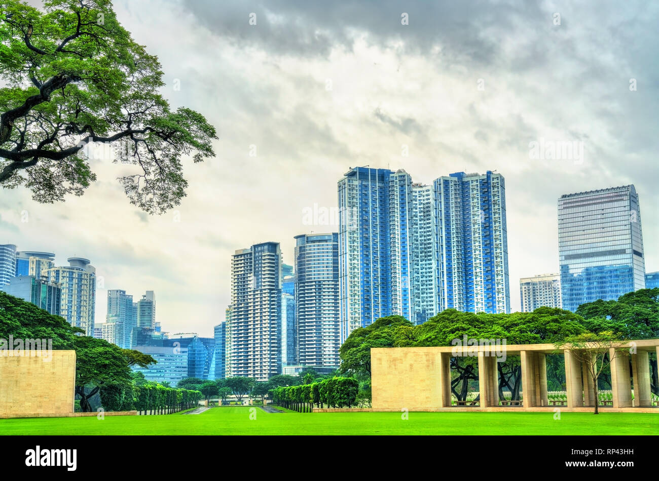 Wolkenkratzer wie aus Manila American Cemetery, Philippinen gesehen Stockfoto