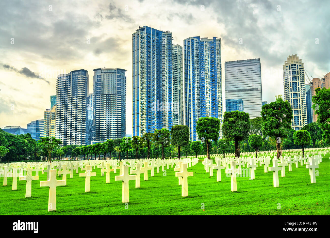Wolkenkratzer wie aus Manila American Cemetery, Philippinen gesehen Stockfoto