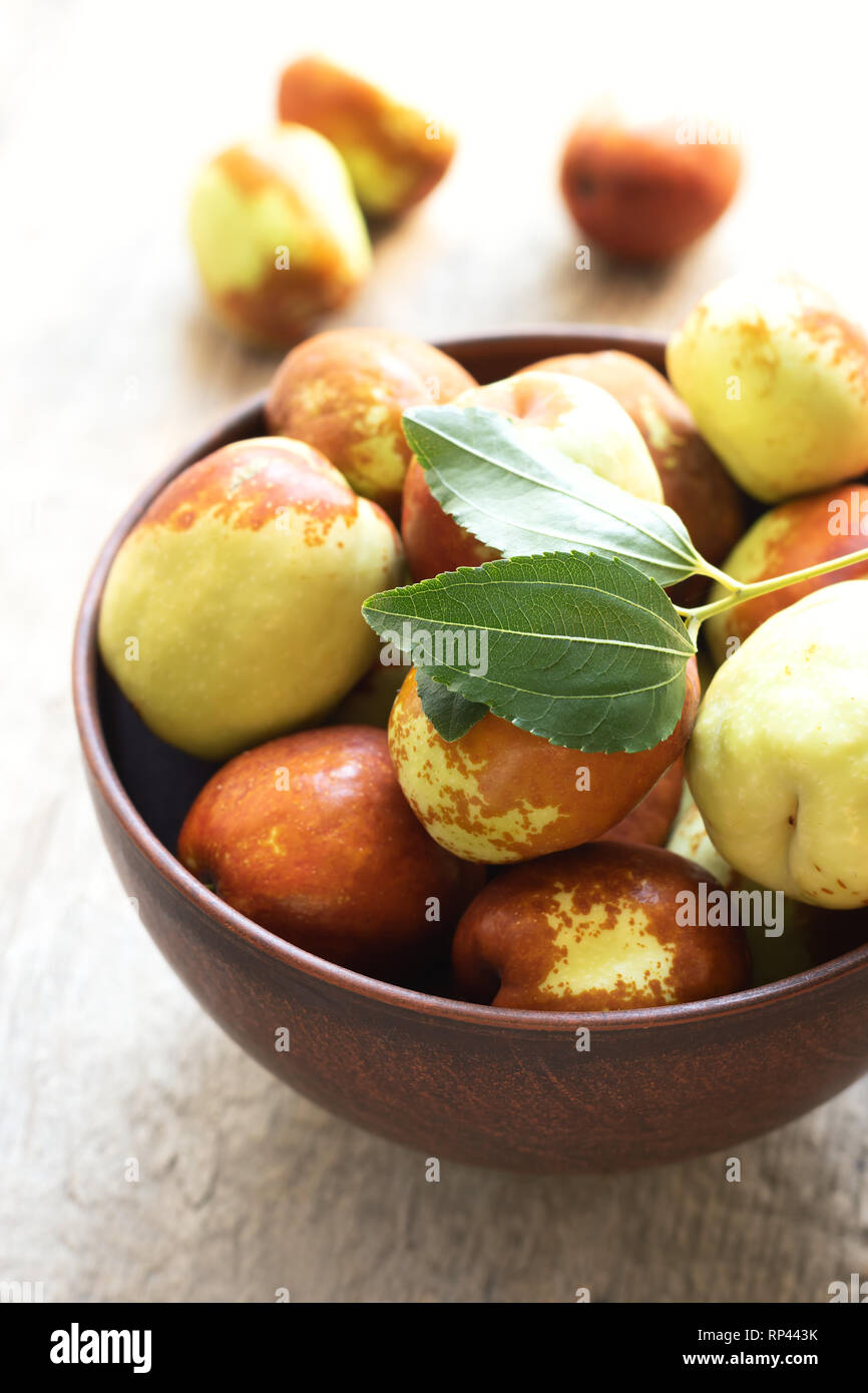 Frische jujube auf hölzernen Tisch. Unabi Obst. Stockfoto