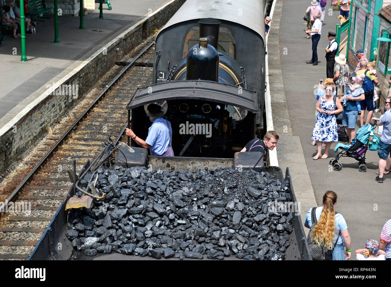 Kohle Dampfzug in Corfe Castle Bahnhof, Swanage Railway, Swanage, Isle of Purbeck, Dorset, Großbritannien. Durchführung Kohle Stockfoto