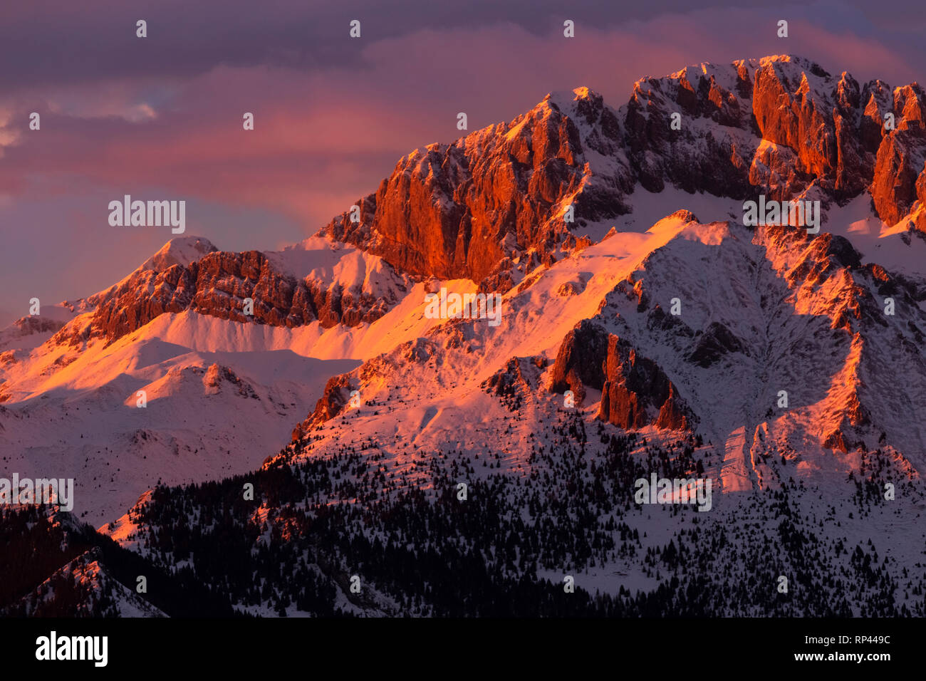 Ansicht der Presolana während eines Winters Sonnenuntergang von Monte Pora, Val Seriana, Bergamo, Lombardei, Italien. Stockfoto