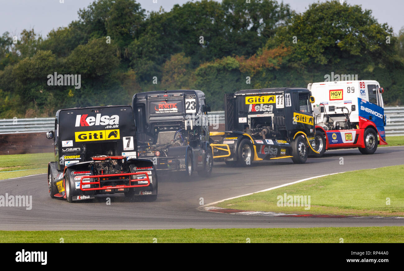 Simon Reid, Martin Gibson, Jamie Anderson und Stuart Oliver Kopf durch Oggies am Snetterton Division 2018 1 Truck Racing Event, Norfolk, Großbritannien. Stockfoto