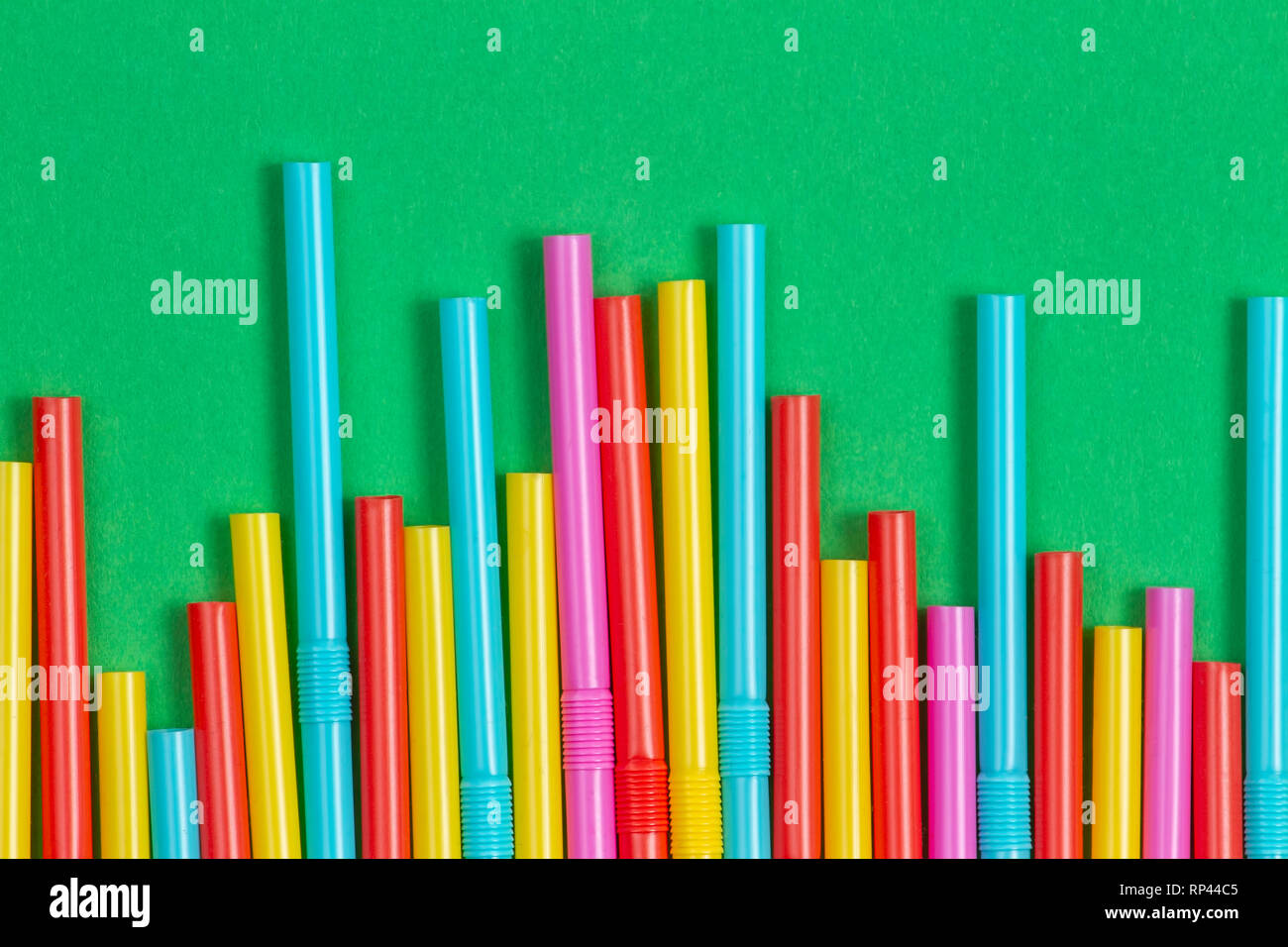 Bunte cocktail Rohre Strohhalme auf grünem Hintergrund Stockfoto