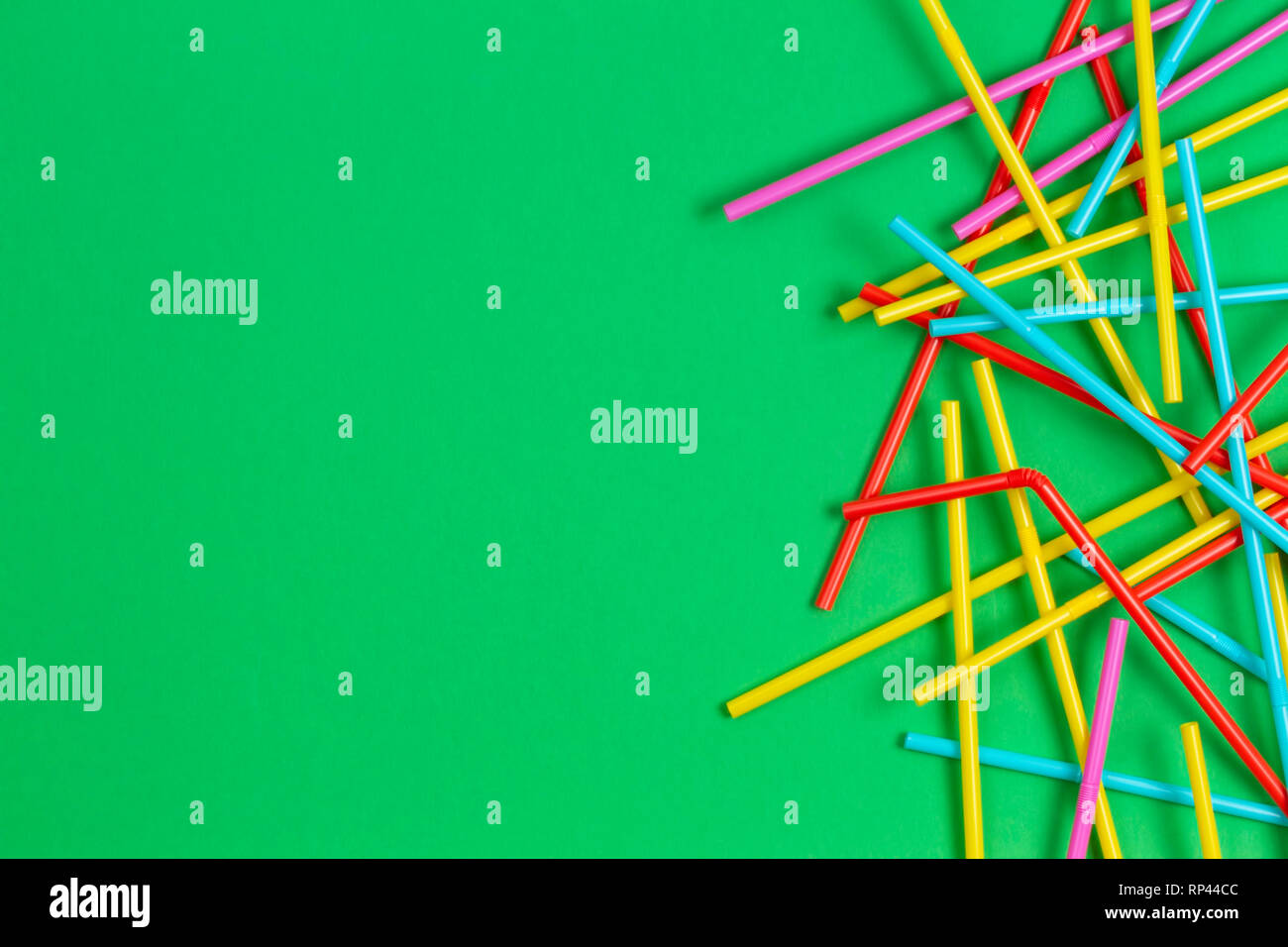 Bunte cocktail Rohre Strohhalme auf grünem Hintergrund Stockfoto