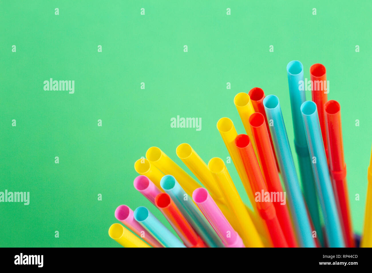 Bunte cocktail Rohre Strohhalme auf grünem Hintergrund Stockfoto