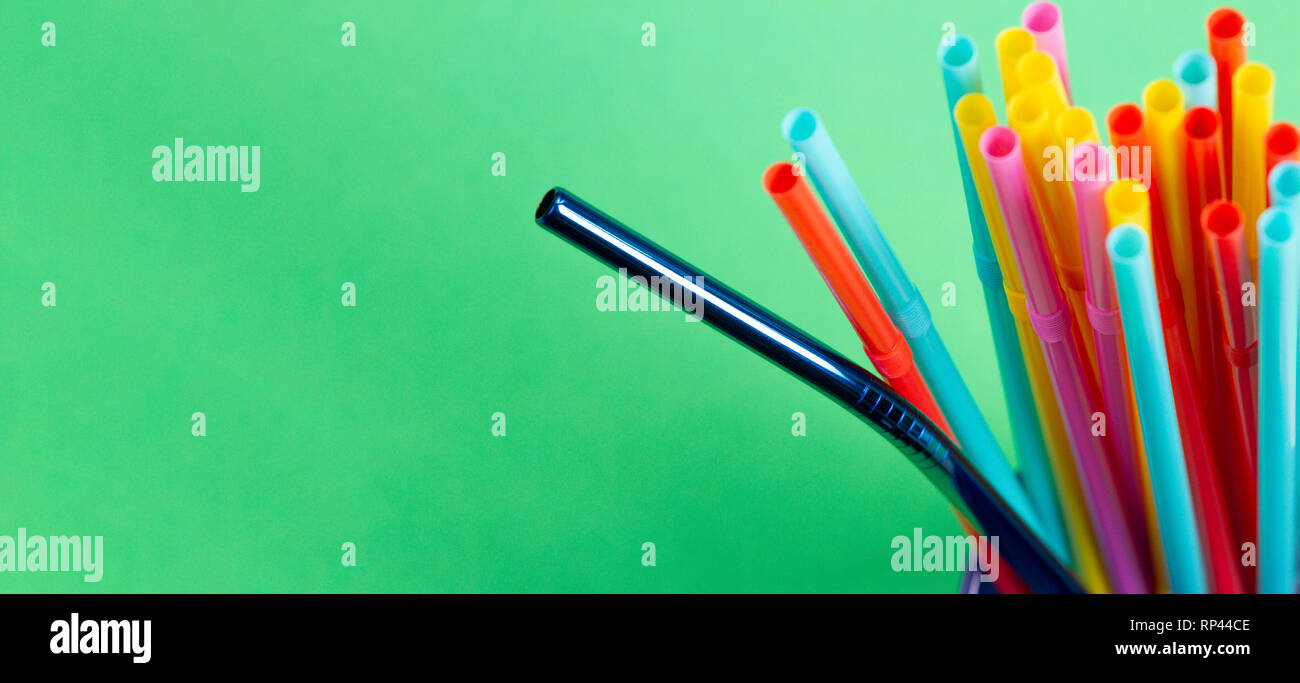 Edelstahl wiederverwendbare Trinkhalm mit Plastik Strohhalme auf grünem Hintergrund Stockfoto