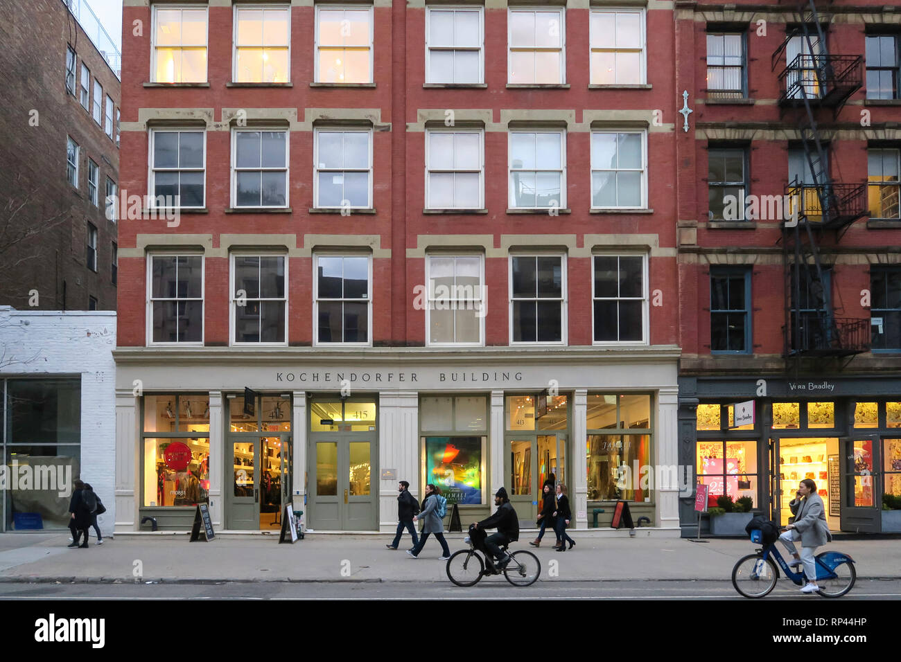 West Broadway in SoHo hat viele exklusive Boutiquen, New York City, USA Stockfoto