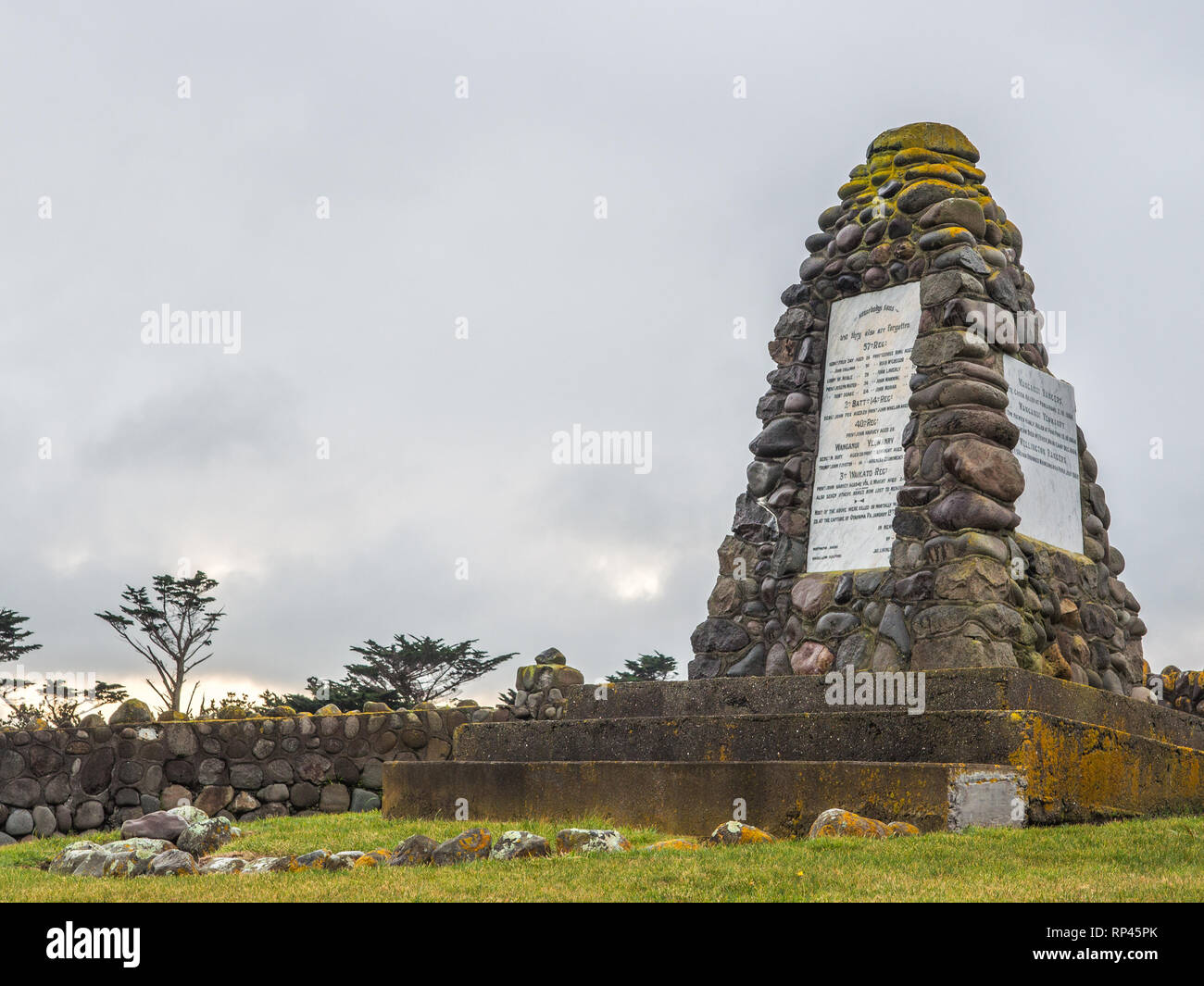 Neuseeland Kriege memorial Cairn Ohawe Soldatenfriedhof, Taranaki, Neuseeland Stockfoto