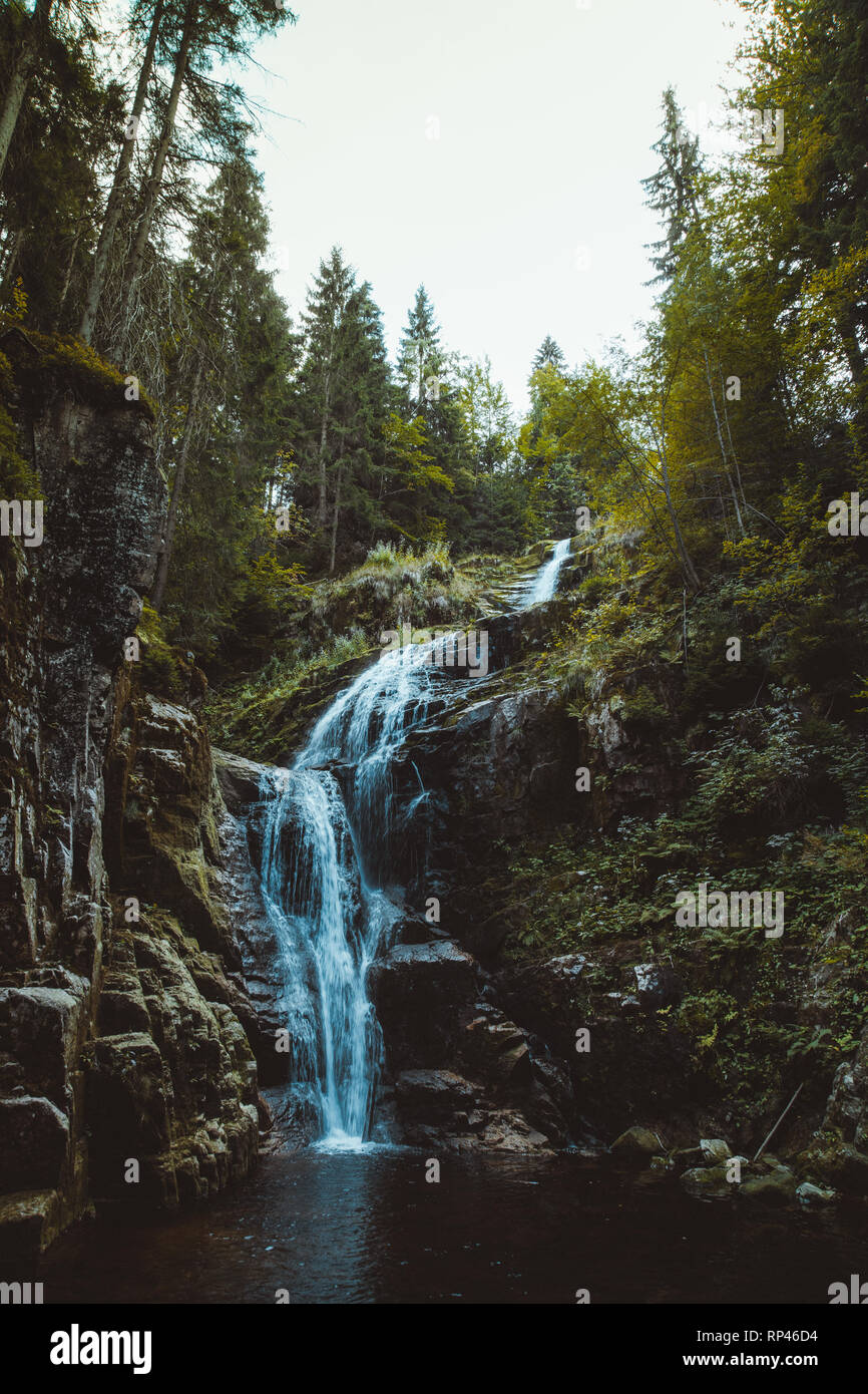 Malerischer Blick auf kamienczyk Wasserfall in Gian Berg, Karkonosze Monutain in Polen Stockfoto